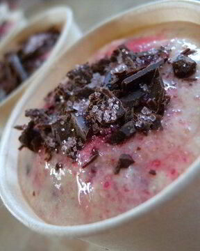 Вишневое мороженое с шоколадом