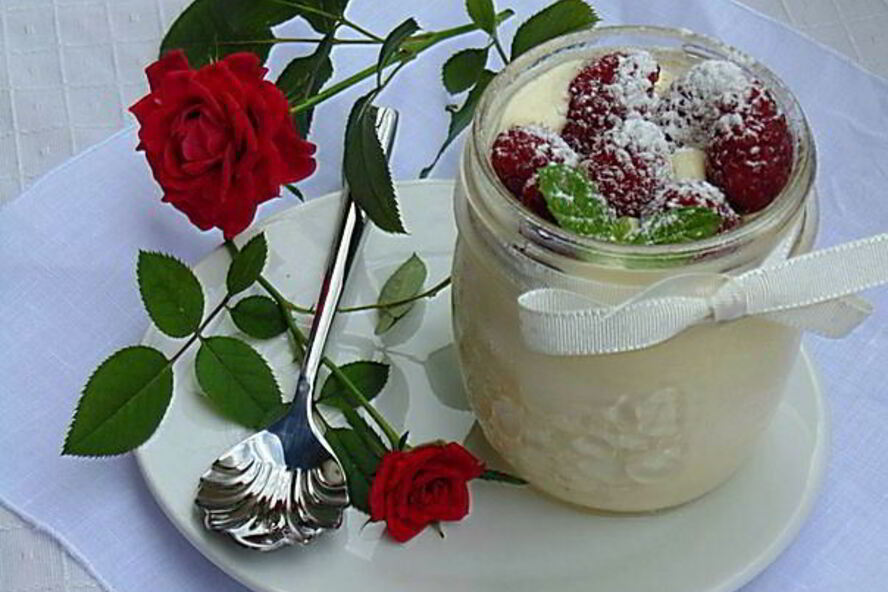 Рецепт крема-мусса из белого шоколада роза-малина