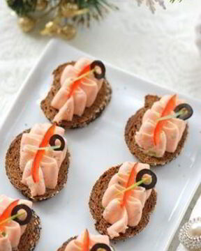 Мусс из семги на бородинском хлебе