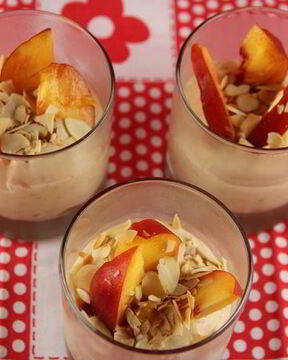 Персиковый мусс с медом и миндалем