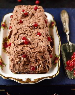 Рождественское полено с шоколадным муссом и ягодами