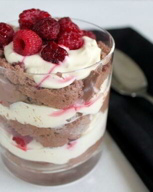 Шоколадный мусс с малиной