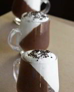 Шоколадный мусс со взбитыми сливками и кофе