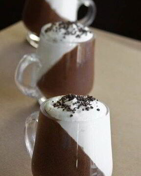 Шоколадный мусс со взбитыми сливками и кофе