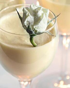 Шоколадныи мусс с засахаренными розами