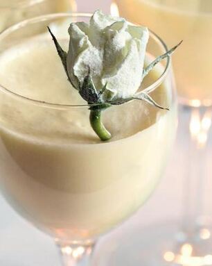 Шоколадныи мусс с засахаренными розами