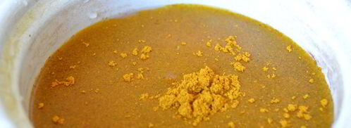 красим пасхальные яйца в желтый цвет куркумой. Шаг 2