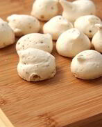 Пасхальные меренги с орехами пекан