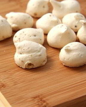 Пасхальные меренги с орехами пекан