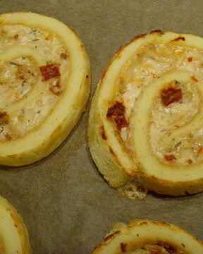 Рулет-суфле с пармезаном и вялеными томатами