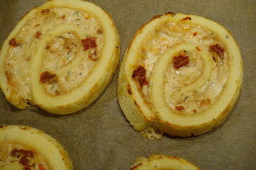 Рецепт рулета-суфле с пармезаном и вялеными томатами