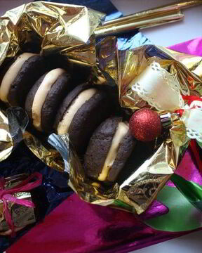 Шоколадные печенья вупи-куки с облепиховым суфле