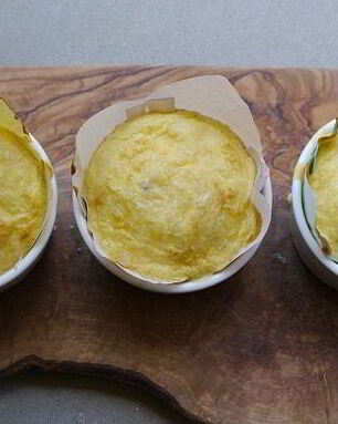 Суфле с горошком, грюйером и розовым перцем