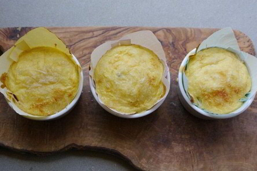 Рецепт суфле с горошком, грюйером и розовым перцем