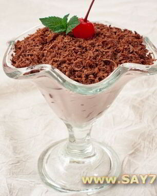 Творожный десерт с шоколадом и черешней