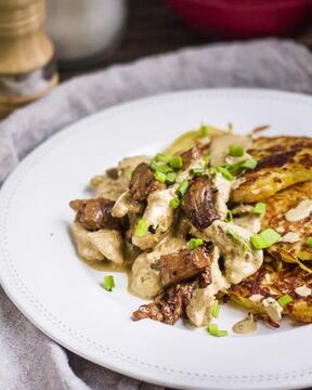 Драники с курицей и грибами в сливочном соусе