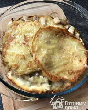 Горшочек по-деревенски — драники с курицей и сырным соусом