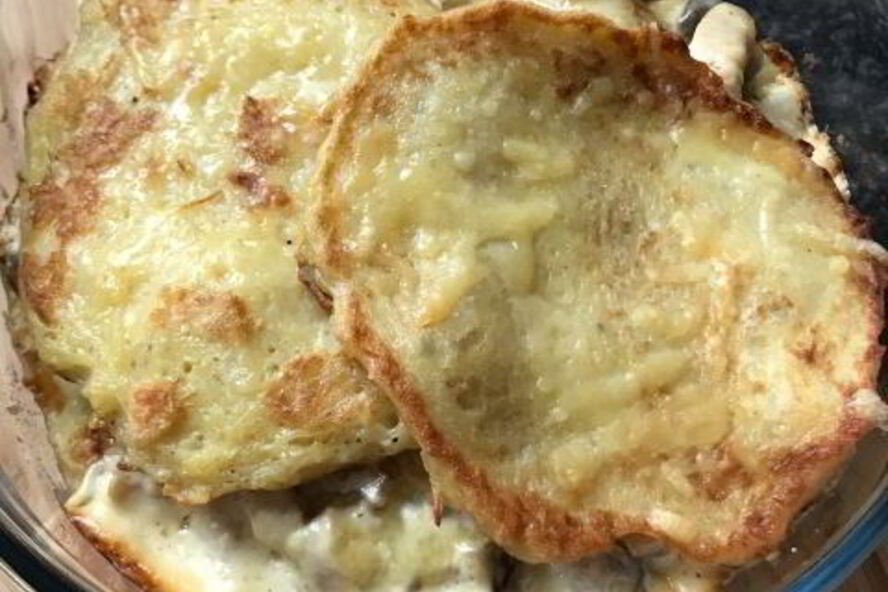 Рецепт горшочка по-деревенски — драников с курицей и сырным соусом