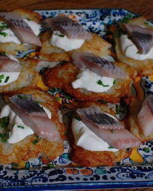 Овощные драники с селедкой