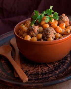 Ароматный нут с фрикадельками