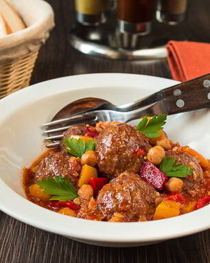 Фрикадельки из баранины в овощном соусе
