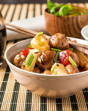 Фрикадельки с ананасами в кисло-сладком соусе