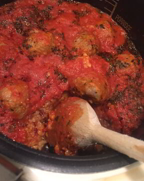 Фрикадельки с рисом и томатным соусом в мультиварке