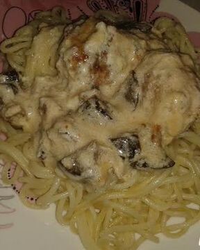 Фрикадельки тушеные с баклажанами