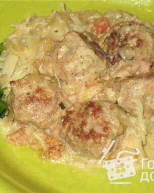 Фрикадельки в сырном соусе с беконом