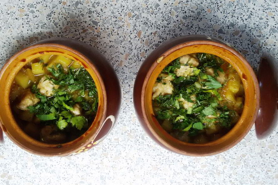 Рецепт куриных фрикаделек с овощами в горшочке