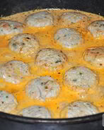 Куриные фрикадельки в томатно-сметанном соусе