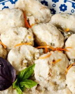 Рыбные фрикадельки в соусе с корнишонами по-польски