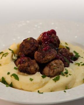 Скандинавские фрикадельки с брусничным соусом и пикантным пюре