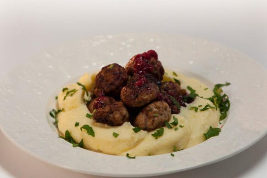 Рецепт скандинавских фрикаделек с брусничным соусом и пикантным пюре