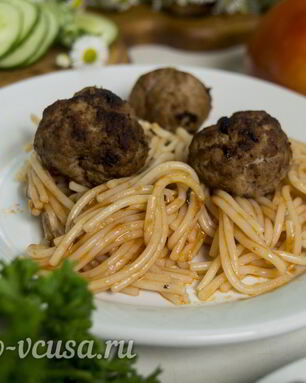 Спагетти с фрикадельками в соусе