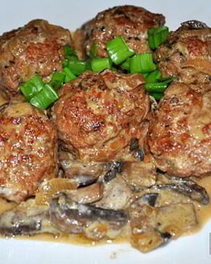 Тушеные фрикадельки в грибном соусе