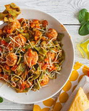 Зеленые тальятелле с фрикадельками