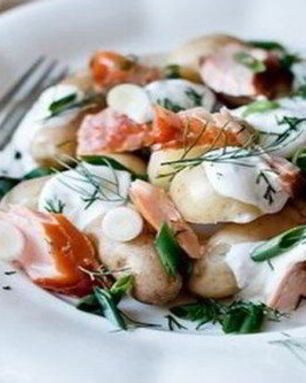 Картофель с копченым лососем под соусом из йогурта