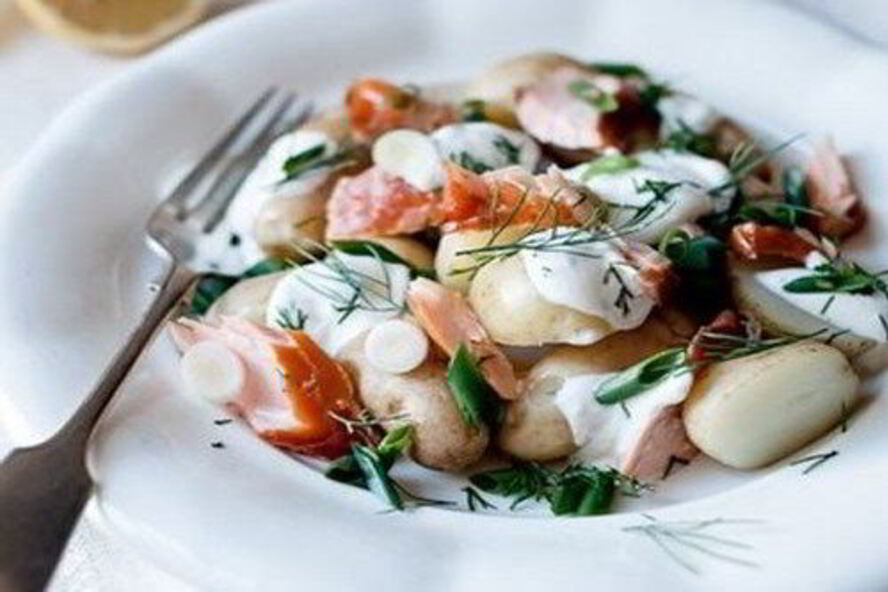 Рецепт картофеля с копченым лососем под соусом из йогурта