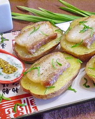 Картошка с салом и чесноком в духовке