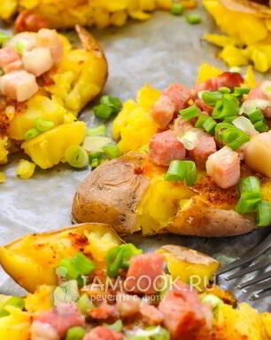 Мятый картофель с ветчиной в духовке