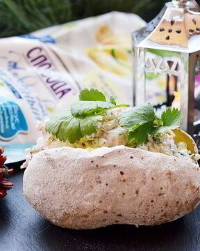 Печеный картофель с креветочным салатом