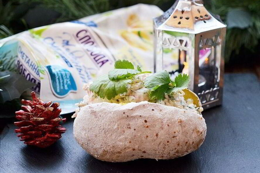 Рецепт печеного картофеля с креветочным салатом