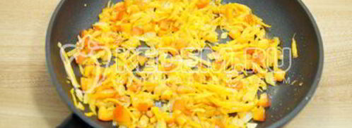 рис с овощами на сковороде. Шаг 4