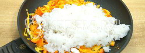 рис с овощами на сковороде. Шаг 6