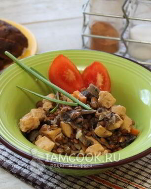 Тушеная чечевица с опятами и куриным филе