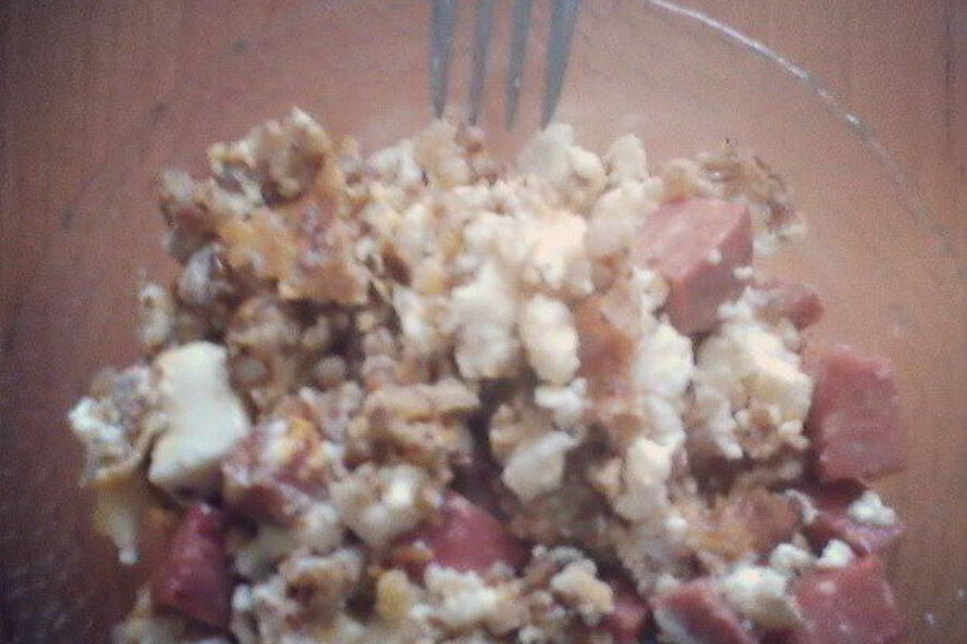 Рецепт завтрака по-мужски из жареной гречки с адыгейским сыром