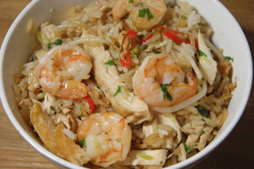 Рецепт жареного риса с креветками и курицей, заправленный по-восточному