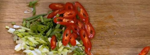 жареный рис с креветками и курицей, заправленный по-восточному. Шаг 4