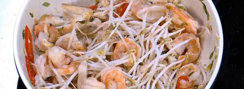 жареный рис с креветками и курицей, заправленный по-восточному. Шаг 10